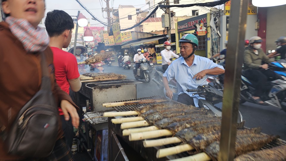 Mỗi năm vào ngày này, anh Thành (quận Tân Bình) lại ra mua hai con cá nướng.