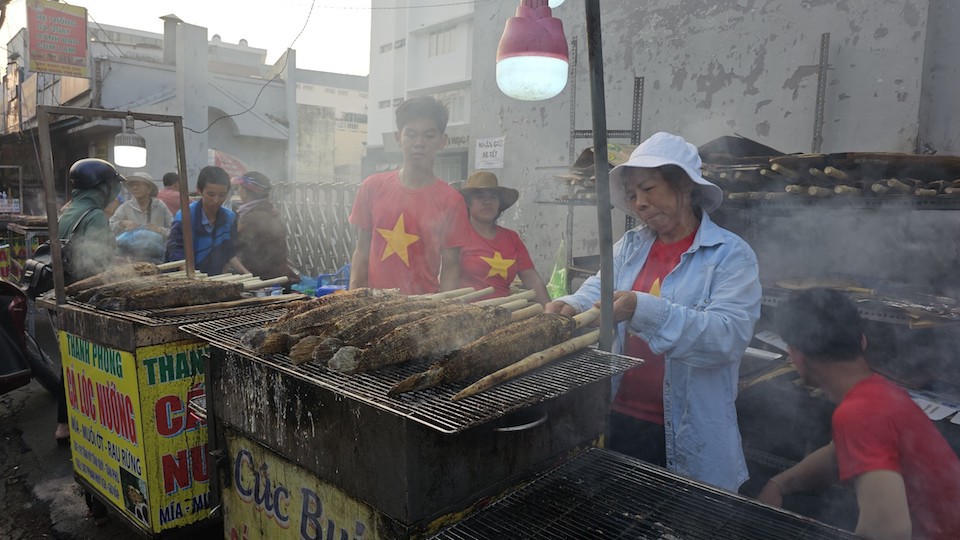 Cá lóc để cúng vía Thần Tài không cần ướp gia vị, được nướng nguyên con, không đánh vảy, moi ruột, cắt vây... Cá được xiên vào một cây mía nhỏ và nướng khoảng 30 phút. Ảnh: Quang Minh