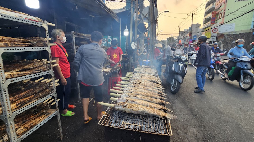 Một con cá lóc nướng sẽ ăn kèm với bánh tráng cuốn rau xanh, rắc thêm đậu phộng mỡ hành chấm với mắm me hoặc nước mắm pha mang đậm đặc trưng ẩm thực phương Nam. Ảnh: Quang Minh