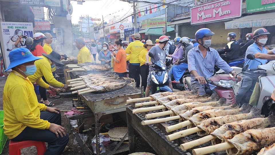 Rất đông người dân đã có mặt để mua cá, chọn những con cá to và đẹp nhất để mang về cúng vía Thần Tài. Ảnh: Quang Minh