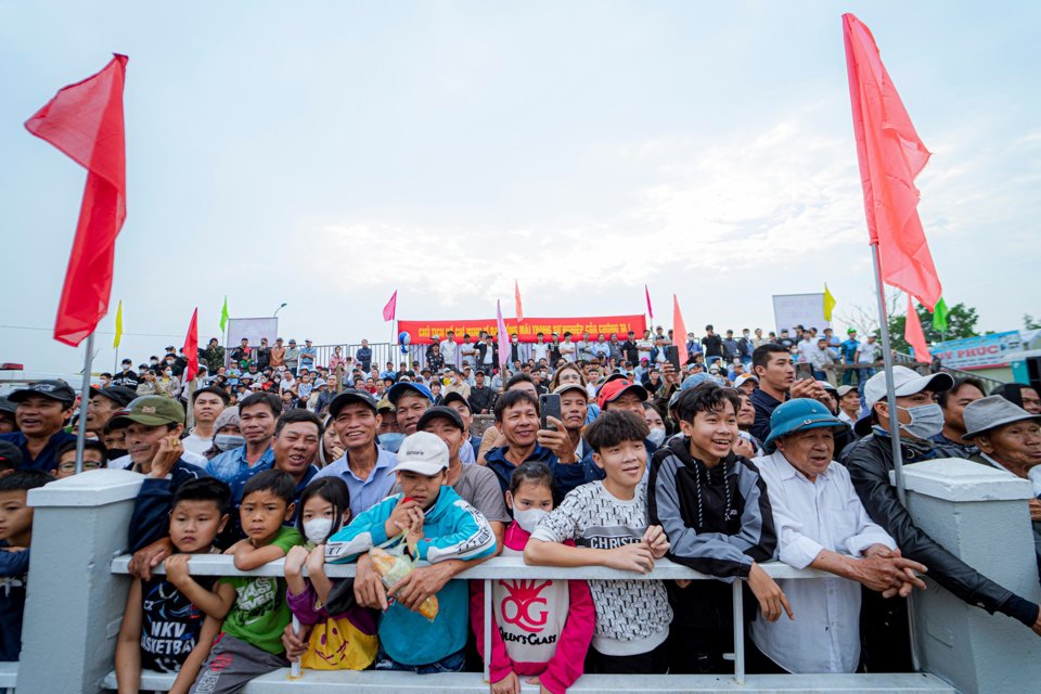 Tuy chưa phải là vật chuyên nghiệp, nhưng các cuộc tranh tài cũng rất sôi nổi với tiếng hò reo cổ vũ xen tiếng trống thúc vang dội trên một khúc sông trước đình. Có thể nói, hội vật làng Sình ở Thừa Thiên Huế lưu giữ những nét văn hóa đặc sắc của vùng đất Cố đô.