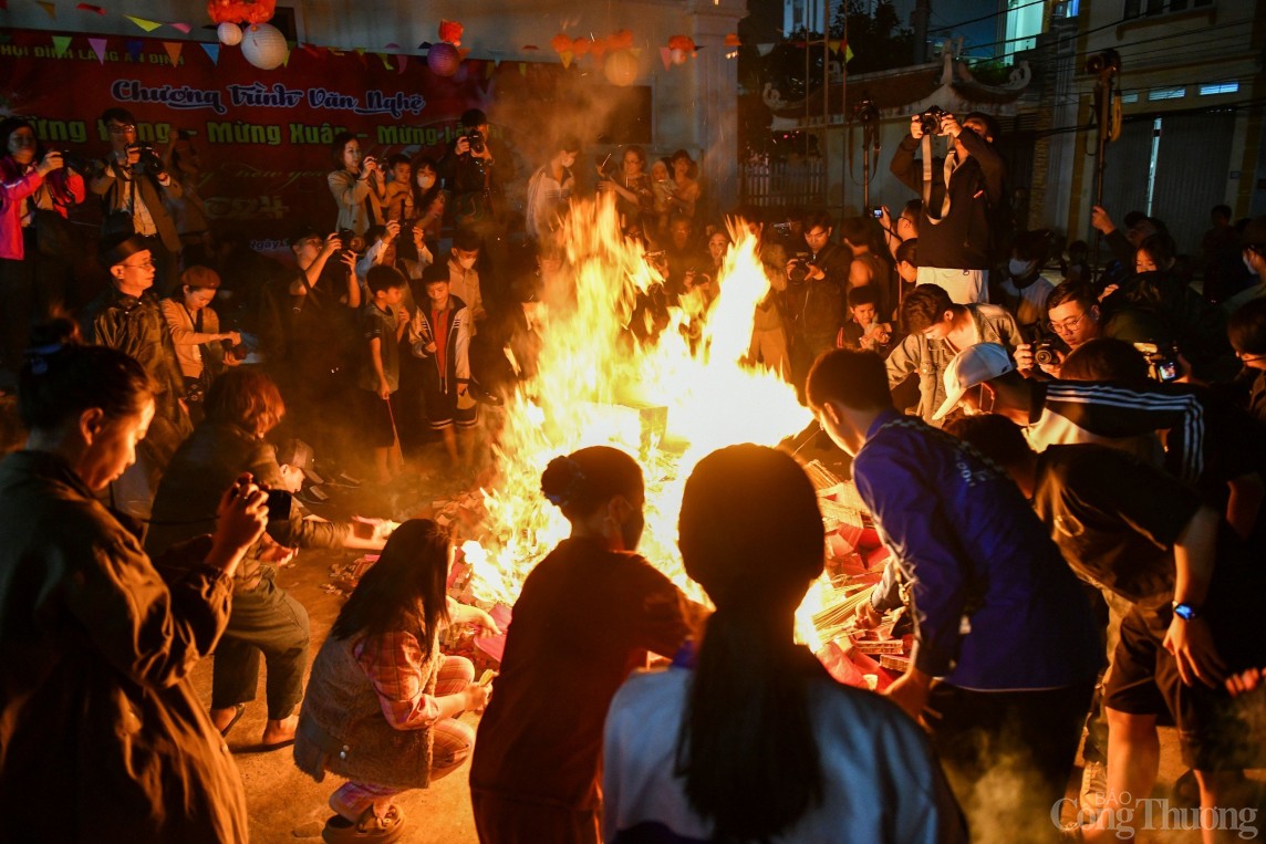 Hà Nội: Độc đáo lễ hội xin lửa lấy đỏ đầu năm mới ở làng An Định