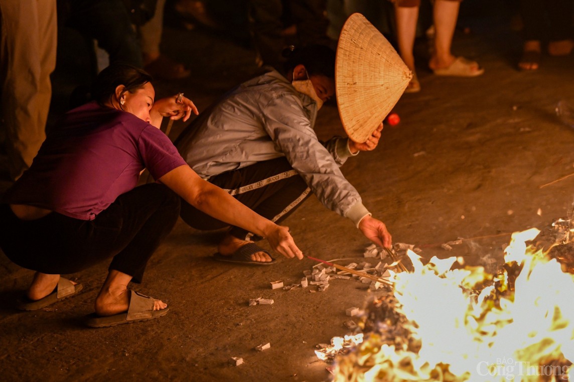 Hà Nội: Độc đáo lễ hội xin lửa lấy đỏ đầu năm mới ở làng An Định