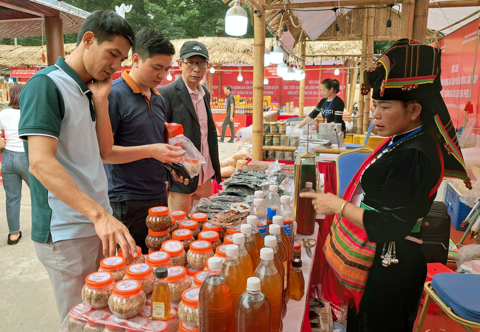 Tại hội chợ doanh nghiệp Điện Biên quảng bá sản phẩm OCOP tới du khách thăm quan đền Và (Sơn Tây). Ảnh: Hoài Nam