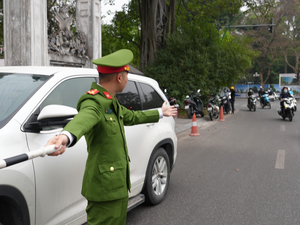 Lực lượng công an phường thường xuyên chốt trực phân luồng giao thông.