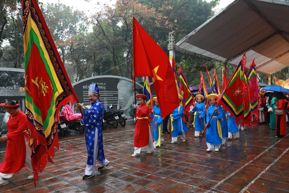 Đội nghi lễ rước chân nhang Đức Thánh và Thánh Mẫu.