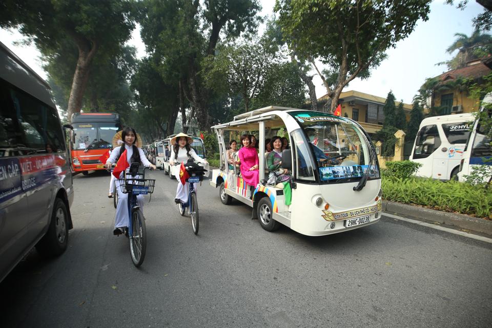 Trung tâm Bảo tồn di sản Thăng Long – Hà Nội tham gia chương trình tour kết nối Hoàng Thành Thăng Long – phố cổ bằng xe điện.