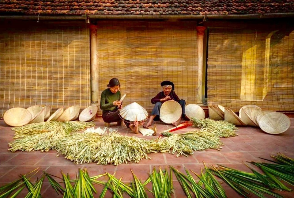 Nghệ nhân chế tạo nón lá tại làng Chuông (xã Phương Trung, huyện Thanh Oai).