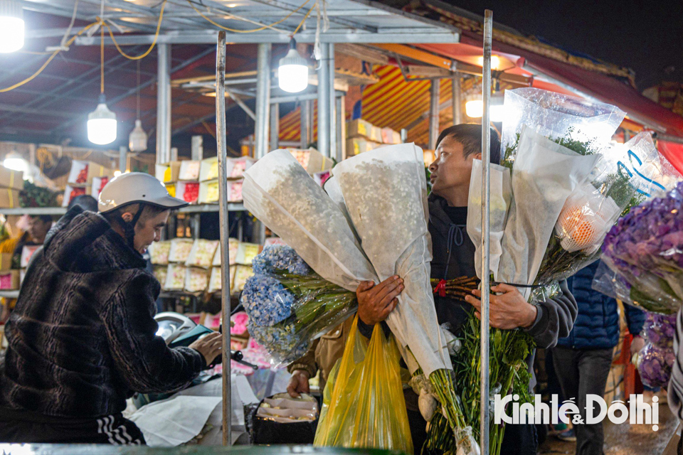 Phần lớn khách đi mua hoa trong ngày đặc biệt này là các đấng mày râu. Hoa tươi luôn là món quà tinh thần thường được mọi người chọn mua để tặng gia đình, bạn bè, người thân yêu của mình.