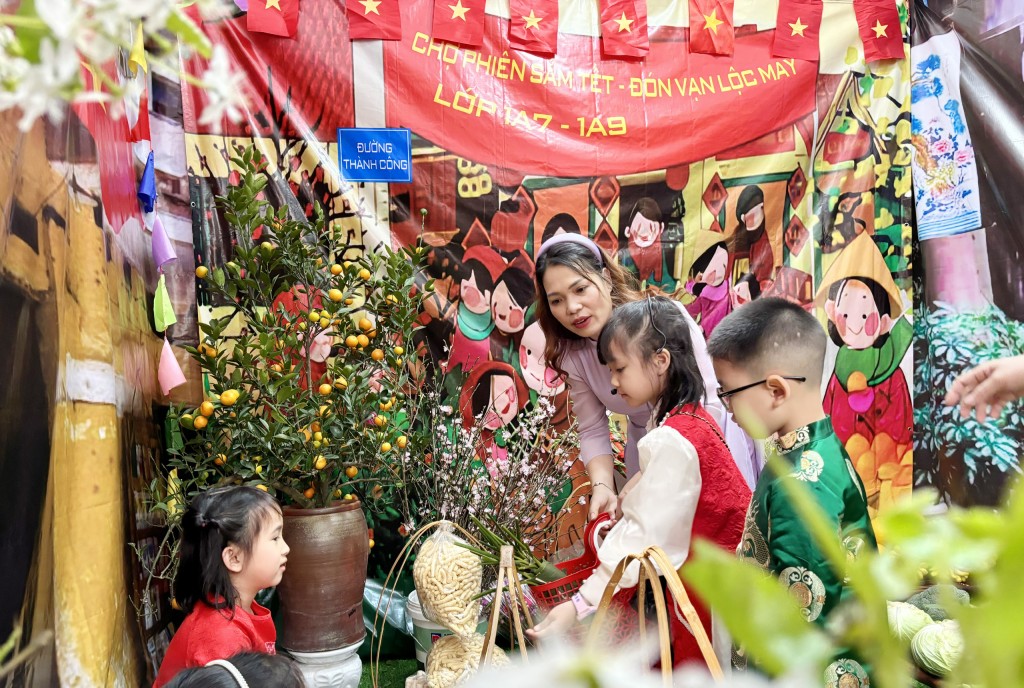 Cô trò Tiểu học Văn Yên diện áo dài đi hội chợ xuân