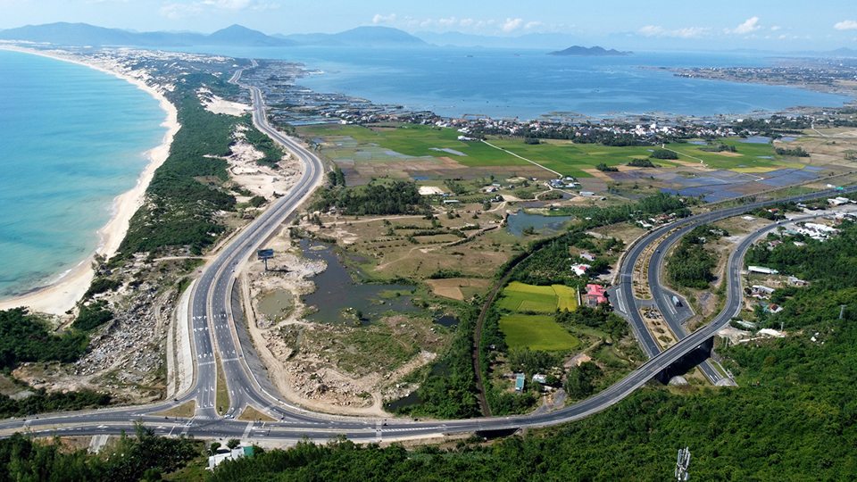 Nhiều dự án đường giao thông đang được triển khai tại Khu kinh tế Vân Phong. (Ảnh: Trung Nhân)