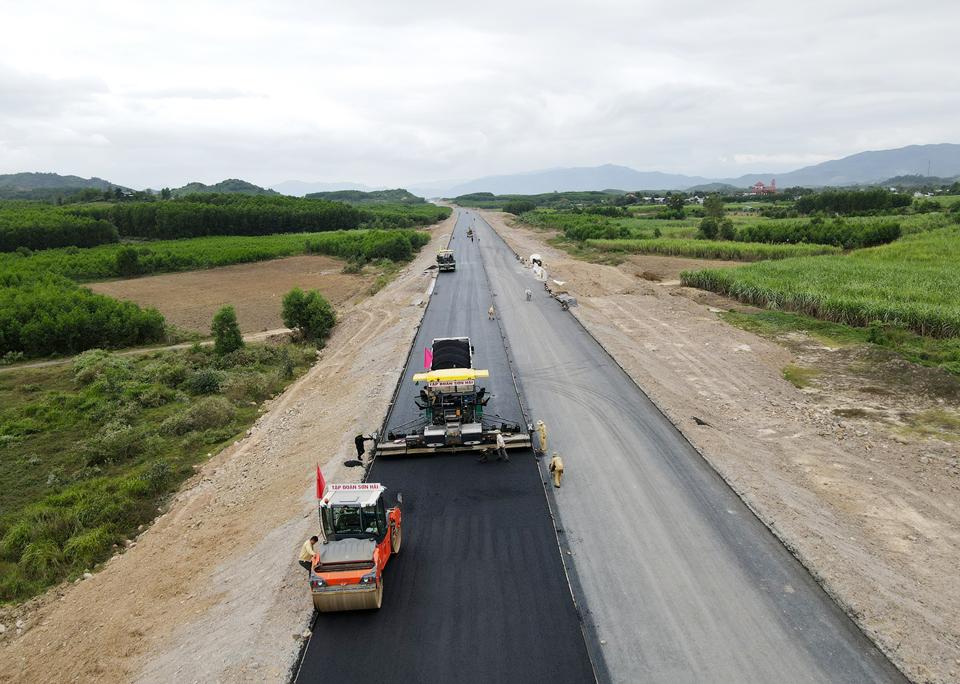 Cao tốc Vân Phong - Nha Trang dự kiến hoàn thành vào khoảng tháng 6/2025, vượt 6 tháng so với kế hoạch ban đầu. (Ảnh: Trung Nhân)