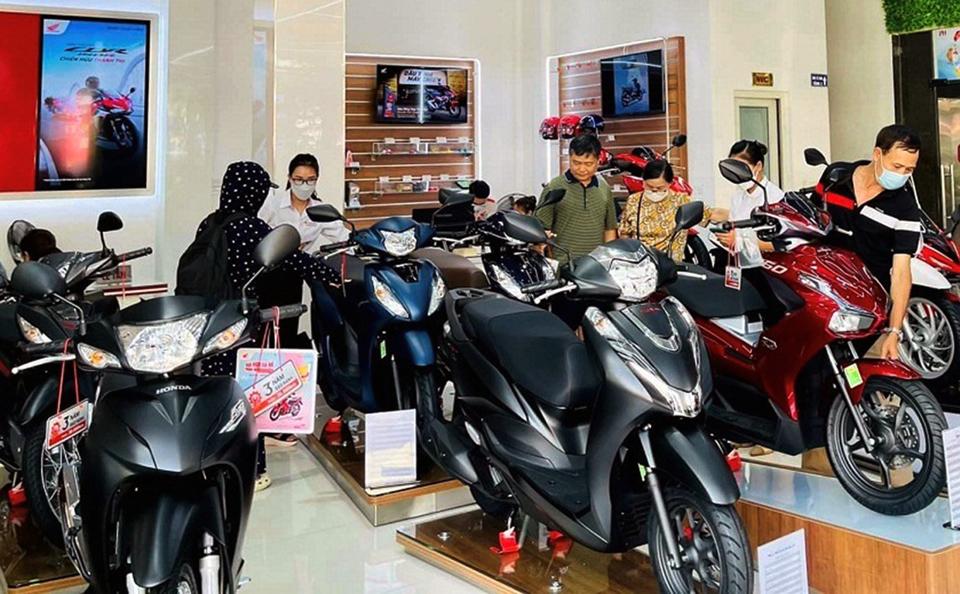 Người tiêu dùng mua xe máy tại showroom Honda. Ảnh: Hoài Nam