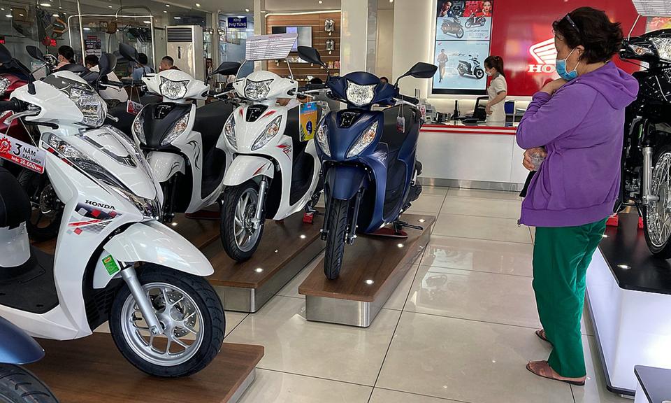 Người tiêu dùng mua xe máy tại showroom Honda. Ảnh: Hoài Nam