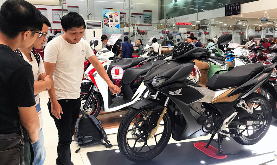 Người tiêu dùng mua xe máy tại showroom Honda. Ảnh: Hoài Nam