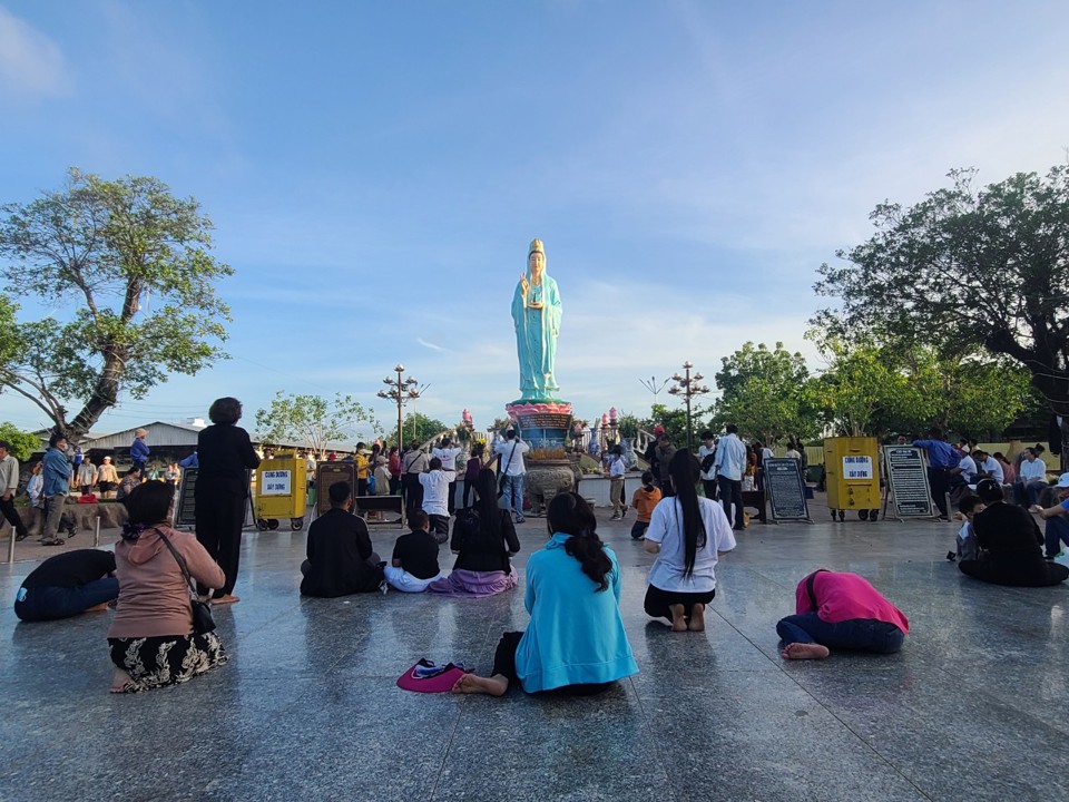 Quan ấm Phật Đài Nhà Mát Bạc Liêu luôn thu hút hàng ngàn lượt khách vào dịp ngày rằm, mùng 1 (Hoàng Nam)