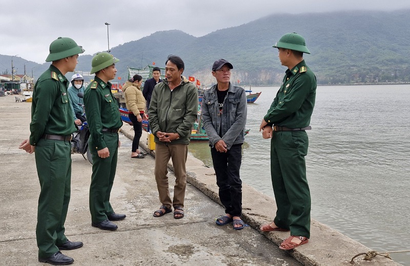 Cán bộ, chiến sĩ Đồn Biên phòng Cửa Sót tuyên truyền, cảnh báo ngư dân chủ động phòng ngừa các sự cố thiên tai trên biển