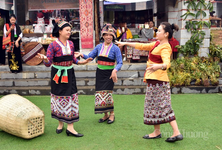 Nét duyên trong trang phục phụ nữ dân tộc Lào vùng Tây Bắc