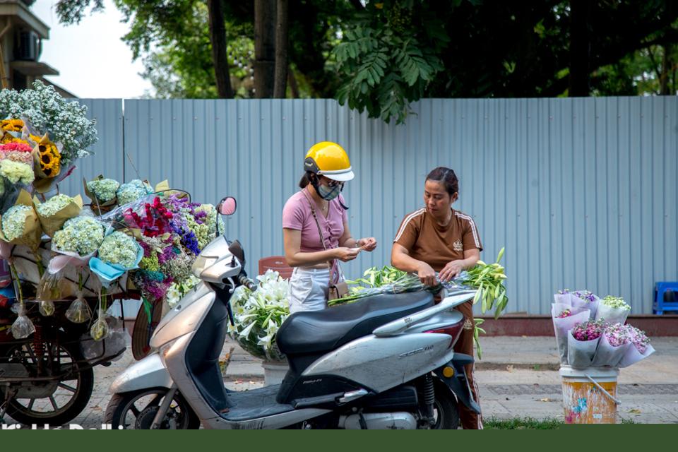 Nếu như mua tại các chợ đầu mối, hoa có giá dao động khoảng 80.000 đến 100.000 đồng/10 bông. Mức giá này đắt gấp khoảng 3 lần so với giá chính vụ.    Hoa loa kèn trắng tinh xuống phố gọi tháng Tư về.      Giữa những con phố nhộn nhịp, đông đúc người qua kẻ lại, đâu đó du khách sẽ bắt gặp những gánh hoa loa kèn trắng muốt.