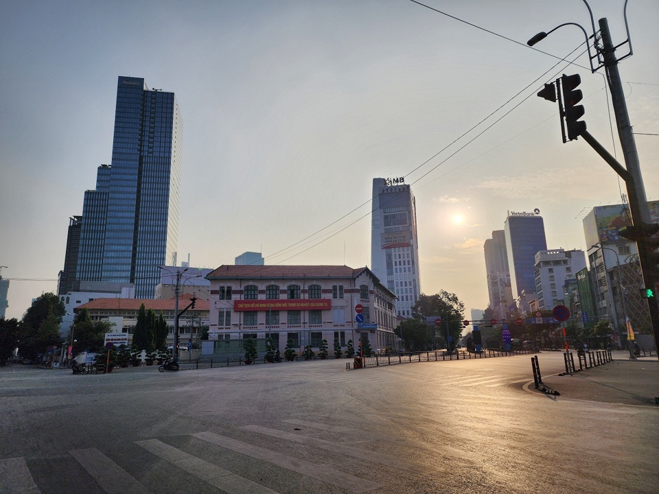 Sáng sớm, khu vực trung tâm thành phố, mặt trời đã chói chang