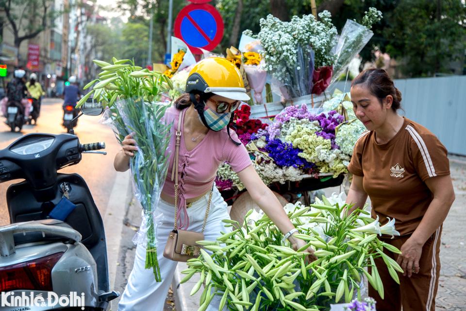 Nhiều người dân tranh thủ mua hoa về cắm trang trí tại nhà cũng như công sở. Hoa loa kèn không phải giống hoa khó trồng, khó chăm sóc nhưng để hoa được đẹp và tươi, người bán phải tưới hoa cho đẫm nước.