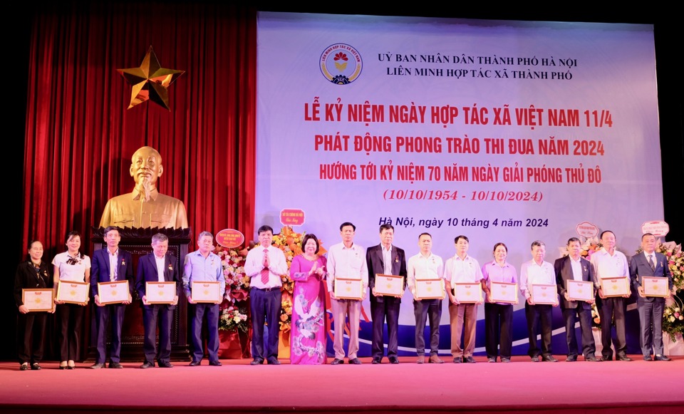 Các cá nhân thuộc hệ thống liên minh HTX TP Hà Nội được Liên minh HTX Việt Nam trao tặng Kỷ niệm chương.