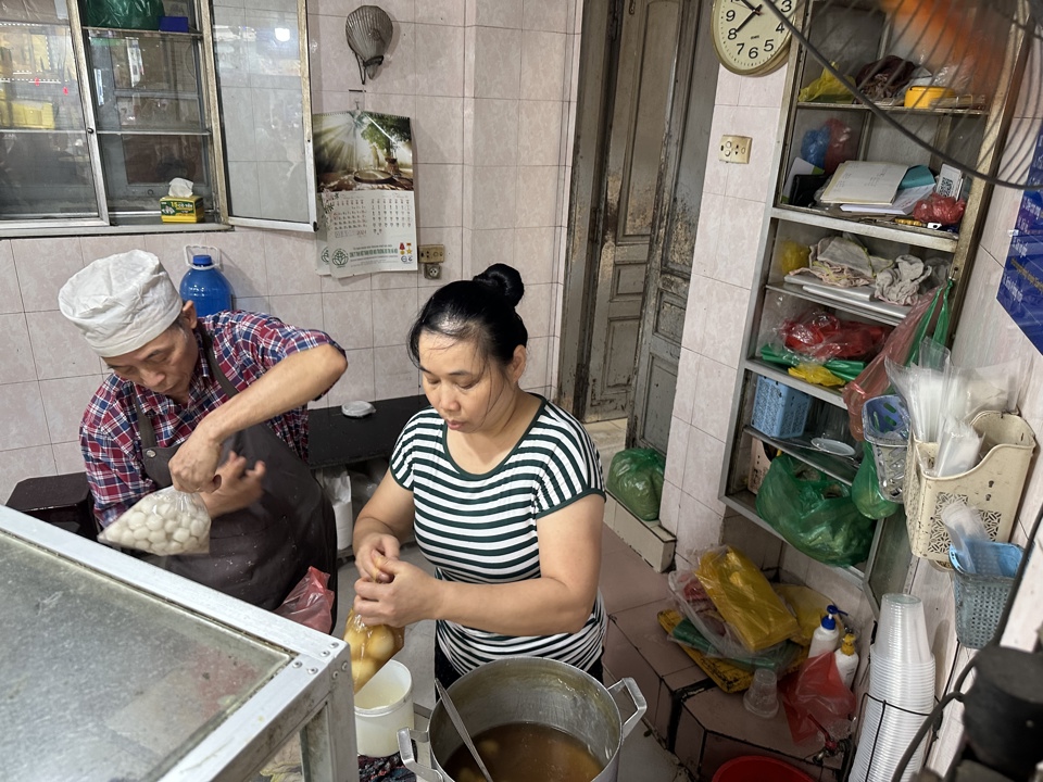 Ông Phạm Thanh Xuân, chủ cửa hàng liên tục gói bánh cho khách hàng không ngơi tay. Ông cho biết, cả gia đình phải dậy từ 2 - 3 giờ sáng để làm bánh, từ khâu nặn bột, làm nhân đến luộc bánh, song vẫn không đủ bán, khách tới mua vẫn phải chờ lâu. 