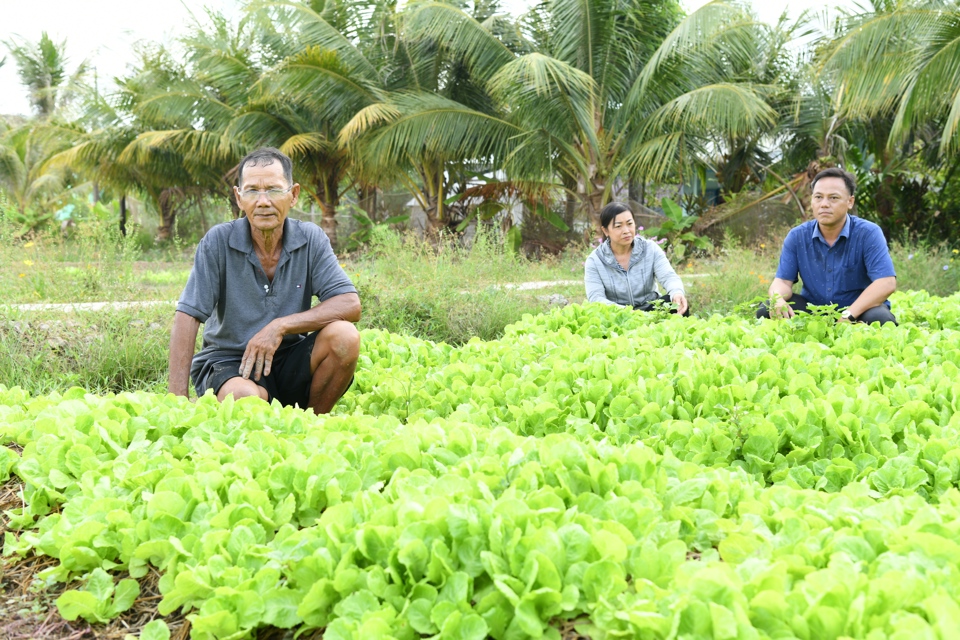 Ông Lâm Tal (bên trái) đang chia sẻ kinh nghiệm