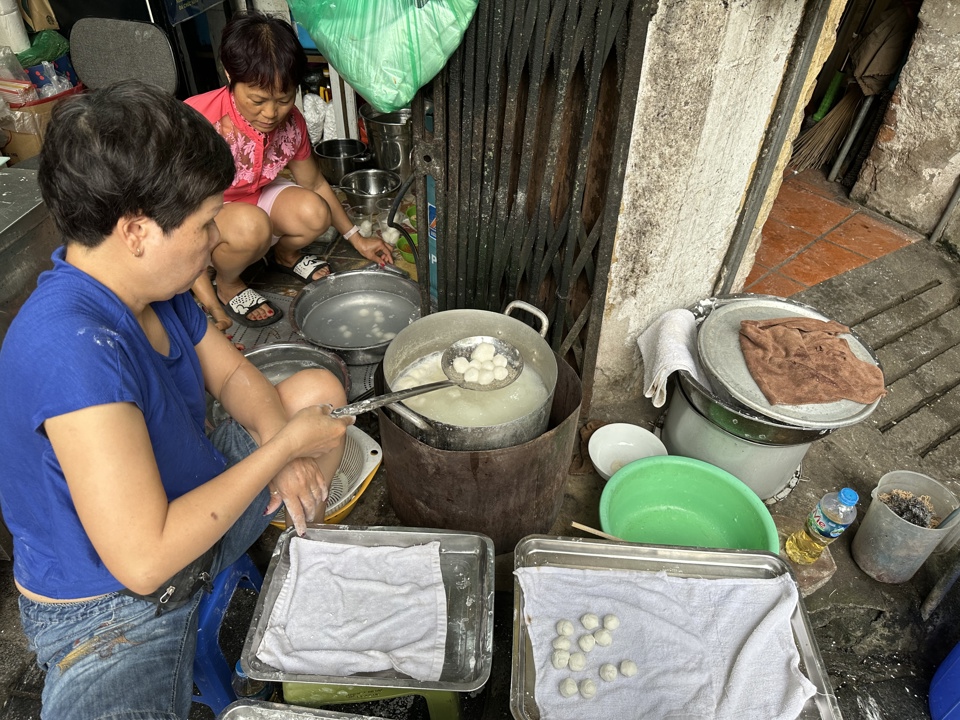 Theo truyền thống, để có loại bột ngon nhất, người thợ làm bánh thường ngâm gạo nếp cho nở, xóc với ít muối rồi đem đi xay mịn, đảm bảo bột sẽ mềm dẻo, dễ nặn và luộc không bị nứt. 