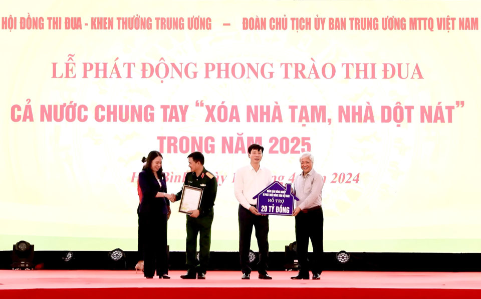 Ông Phạm Đức Tuấn - Thành viên Hội đồng Thành viên, Chủ tịch Công đoàn Agribank (thứ 2 từ phải qua) trao biểu trưng tài trợ 20 tỷ đồng của Agribank