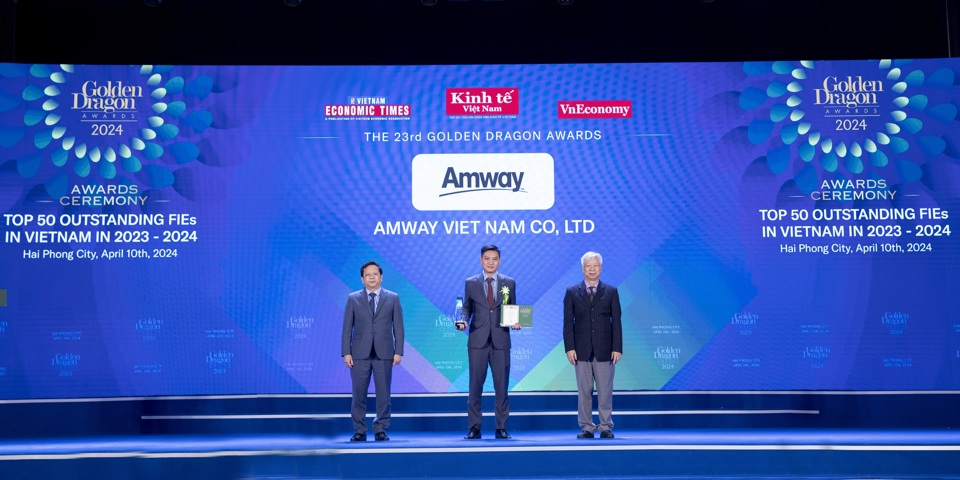 Ông Nguyễn Phương Sơn - Giám đốc Đối ngoại Amway Việt Nam nhận giải thưởng từ Ban tổ chức.