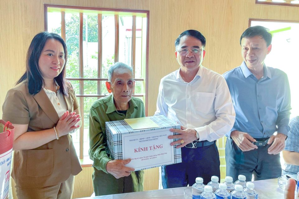 Phó Chủ tịch UBND TP Hải Phòng Lê Khắc Nam thăm, tặng quà người có công trên địa bàn huyện An Lão nhân dịp Kỷ niệm 70 năm chiến thắng Điện Biên Phủ.