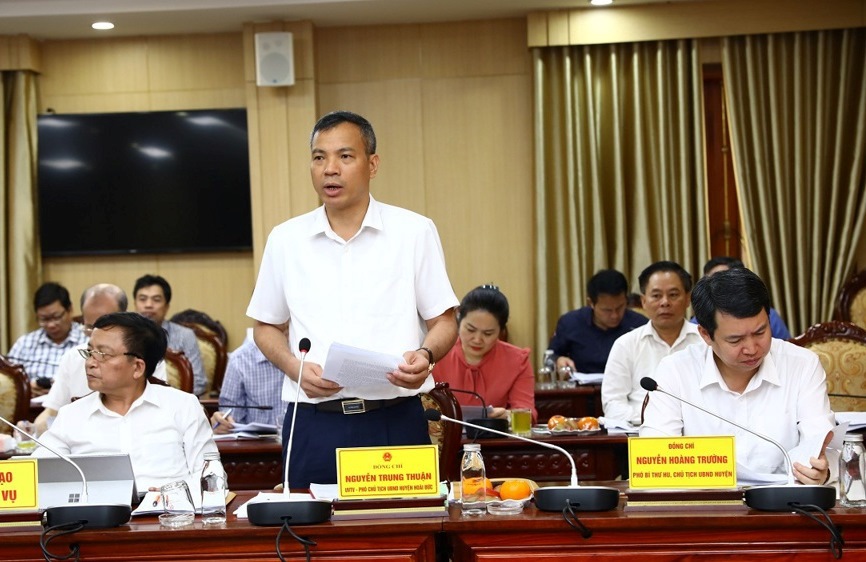 Phó Chủ tịch UBND huyện Hoài Đức Nguyễn Trung Thuận báo cáo tại cuộc làm việc.