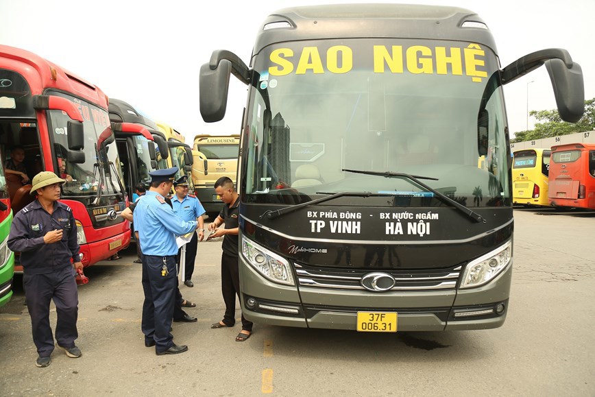 Đội thanh tra Cơ động kiểm tra phương tiện trước khi xuất bến tại bến xe Nước Ngầm.