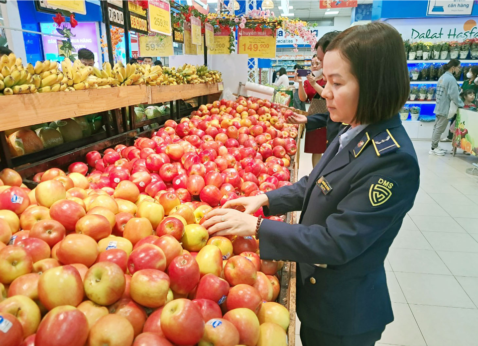 QLTT Hà Nội kiểm tra nguồn gốc xuất xứ nông sản nhập khẩu tại siêu thị. Ảnh: Hoài Nam