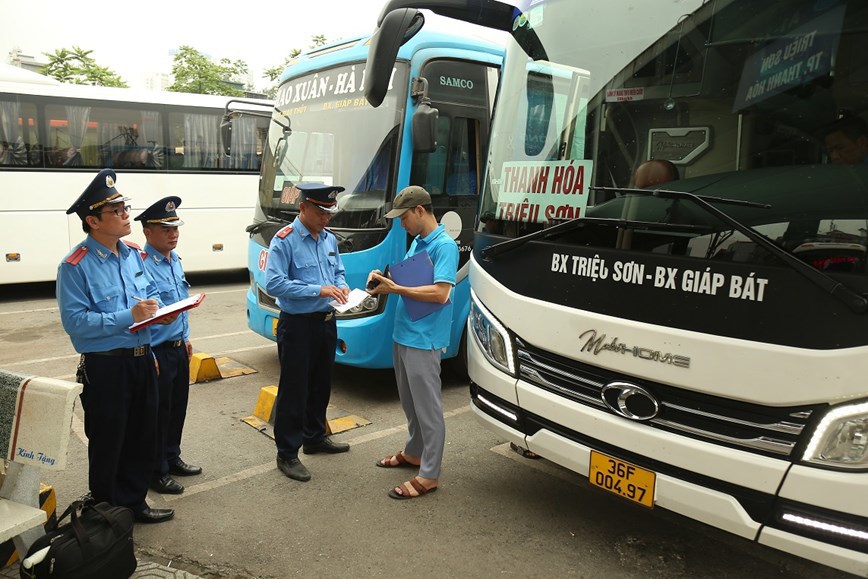 Sáng ngày 22/4, lực lượng Thanh tra Sở GTVT TP Hà Nội tiến hành kiểm tra các xe khách có mặt tại bến xe Giáp Bát và Nước Ngầm.  