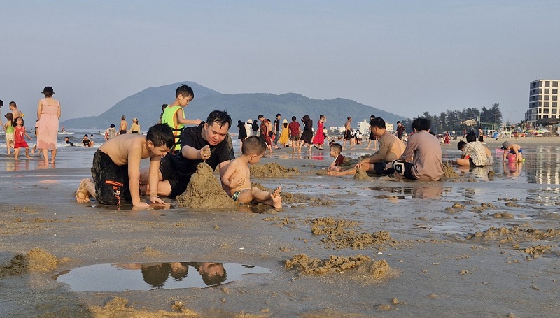 Rất đông người dân, du khách thập phương đến tắm biển, nghĩ dưỡng tại Khu du lịch biển Thiên Cầm, huyện Cẩm Xuyên