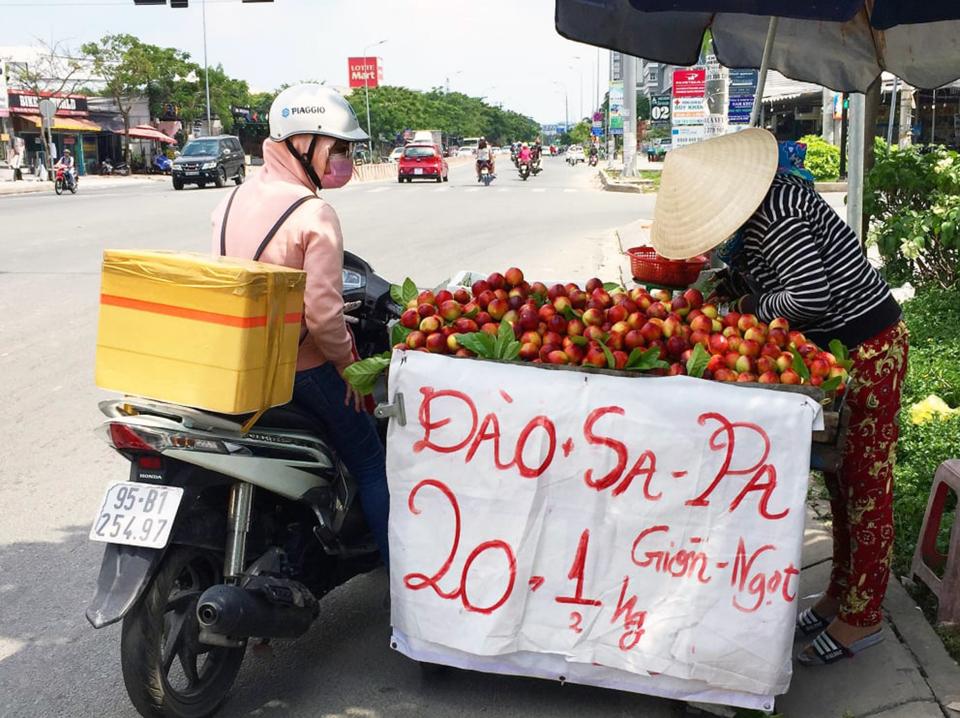 Đào Trung Quốc nhập vào Việt Nam theo đường tiểu ngạch núp bóng nông sản Việt để tiêu thụ. Ảnh: Hoài Nam