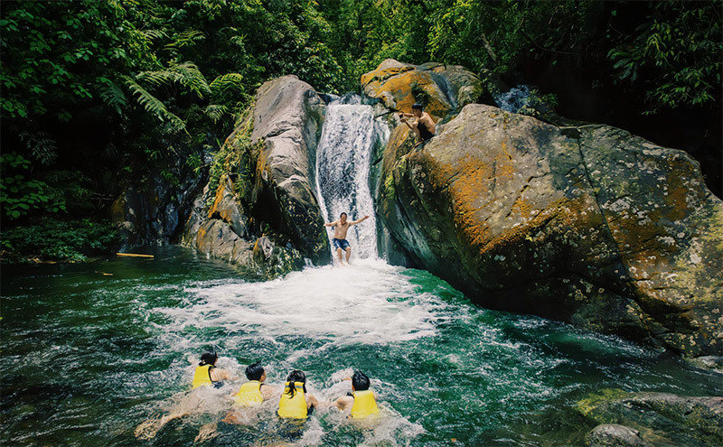 Cung đường ven con suối Cửa Tử Thái Nguyên là điểm đến trekking yêu thích của các bạn trẻ. Ảnh: Internet