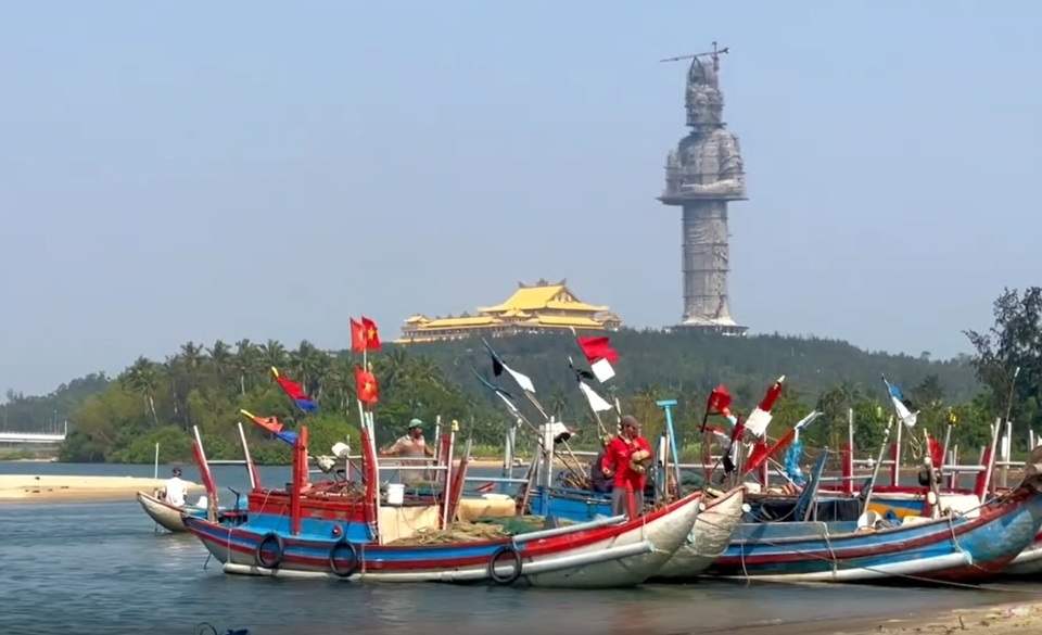 . Để khai thác loài hải sản này, ngư dân bắt đầu đi biển từ lúc 2 - 3 giờ sáng, đến trưa quay về bờ có thể thu hoạch được 4-5 tạ. Vị trí thả lưới cách bờ chừng 1km.