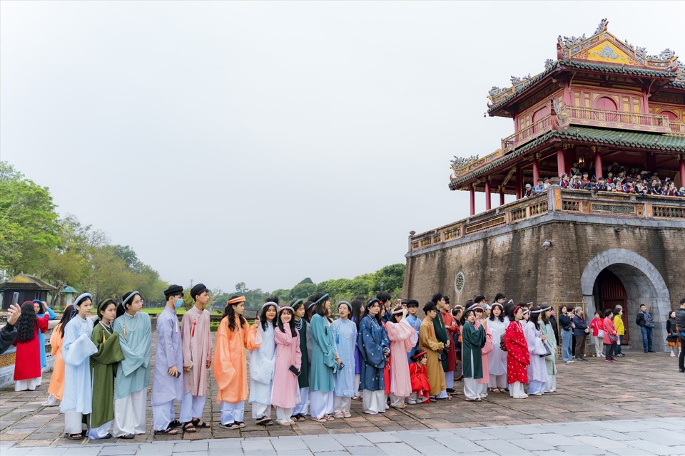 Huế thu hút đông đảo du khách tới tham quan các di tích lịch sử như Đại nội Huế, lăng tẩm vua Minh Mạng, Khải Định, Tự Đức, sông Hương, núi Ngự Bình, chùa Thiên Mụ trong dịp lễ 30.4 - 1.5. Ảnh: Quảng An