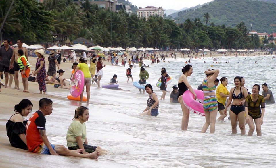 Du khách tắm biển Nha Trang. Ảnh: Hoài Nam