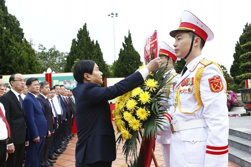 Trong dịp này, các đại biểu đã tổ chức dâng hương tại Đài tưởng niệm Chủ tịch Hồ Chí Minh tại huyện đảo Cô Tô, tỉnh Quảng Ninh.