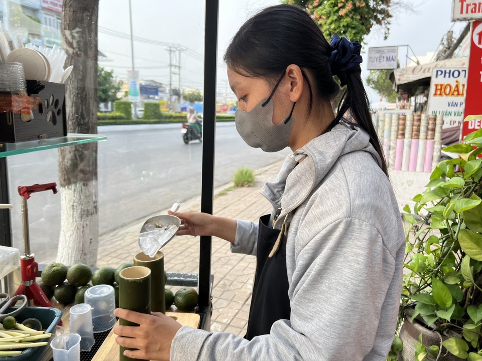 Mỗi ngày bán từ hơn 70 ống tre đựng thức uống, vượt xa sự mong đợi của cô chủ trẻ.