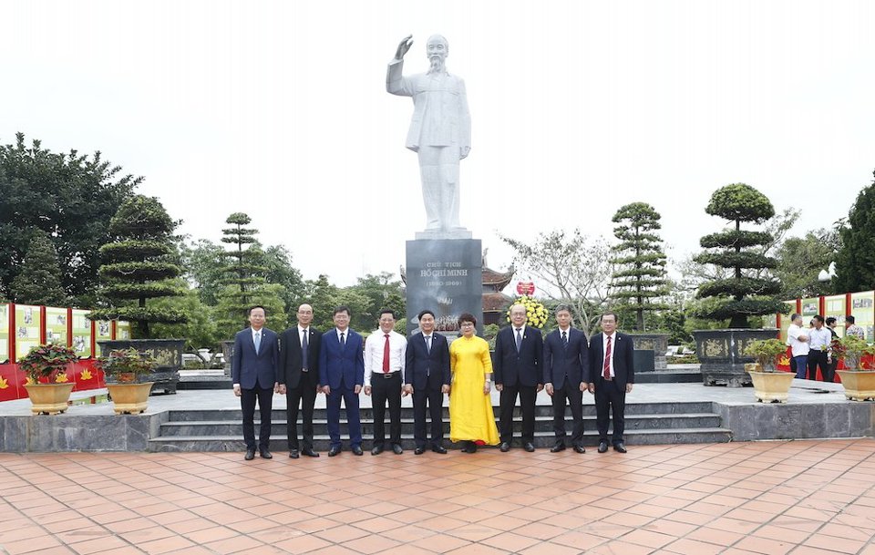 Các đại biểu chụp ảnh lưu niệm tại tượng đài Bác Hồ tại huyện đảo Cô Tô.