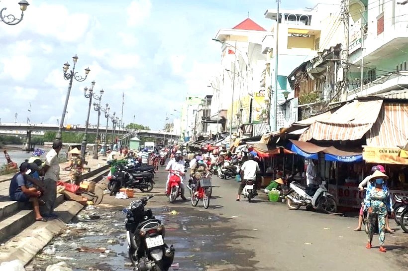 Chợ phường 3 nằm ven sông TP Bạc Liêu, rất thuận tiện cho du khách mua sắm khi tham quan nhà Công tử Bạc Liêu (Hoàng Nam)