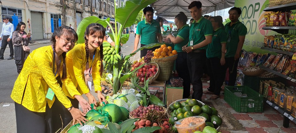 Tại hội chợ sản phẩm nông nghiệp, OCOP luôn luôn có trái cây của nhà vườn ở các tỉnh miền Tây Nam Bộ tham gia. Ảnh: Tân Tiến.