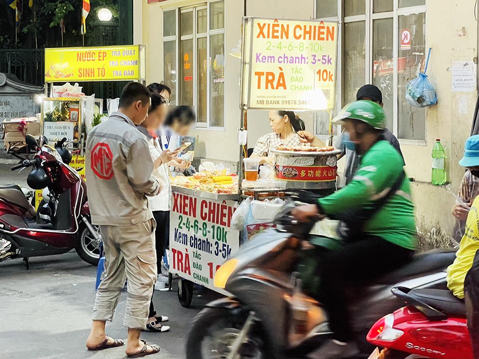 Những thực phẩm này không chỉ thu hút nhiều học sinh, ngay cả những phụ huynh cũng ''vô tình tiếp tay'' cho các hàng rong này.