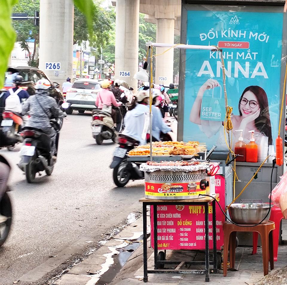 Người bán hàng đã chế biến, chiên rán sẵn chờ học sinh tan học ùa vào mua.