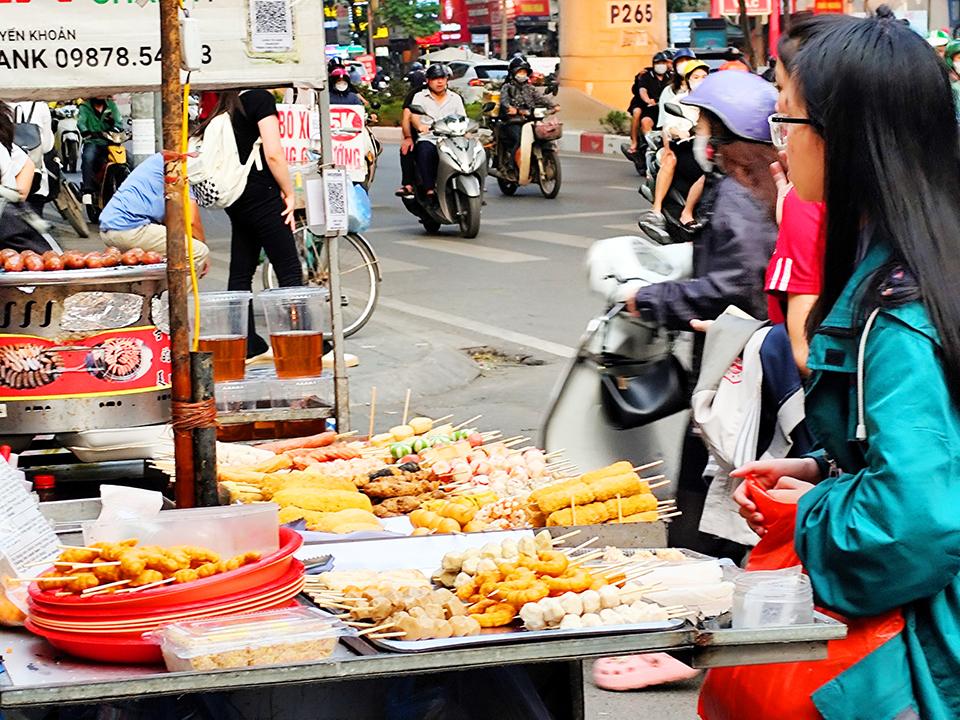 Quán ăn vặt đầu đường Xuân Thủy (Cầu Giấy) đủ các loại viên chiên: xiên tôm, xiên gà,... với mức giá chỉ từ 4.000 đồng - 10.000 đồng tùy loại.